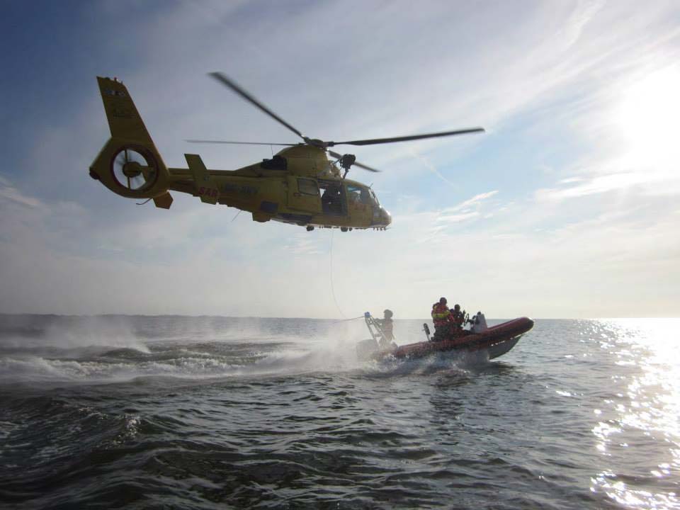 Reddingsbrigade van Rockanje op het water geassisteerd door een traumahelikopter