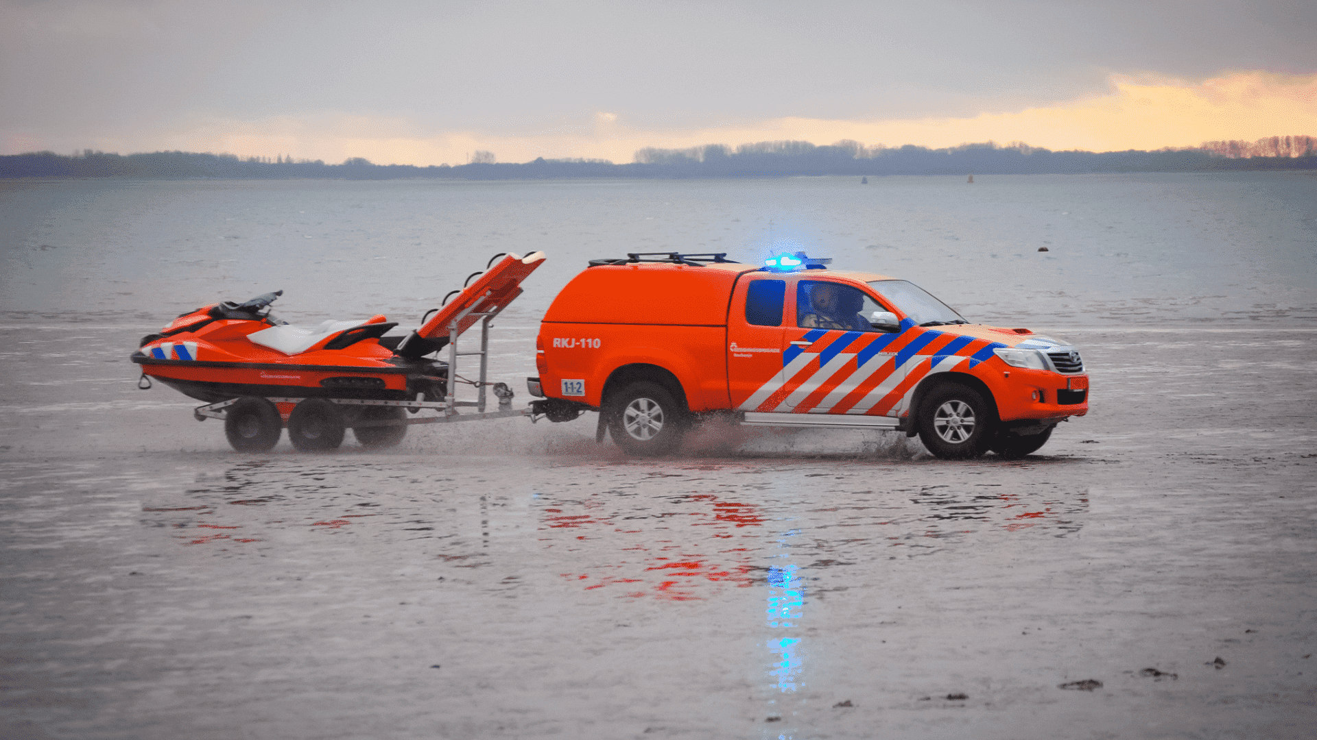 Reddingsbrigade auto met jetski op kar