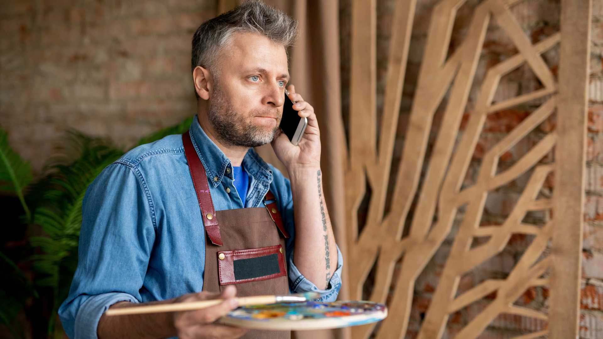 Man is geïrriteerd aan de telefoon