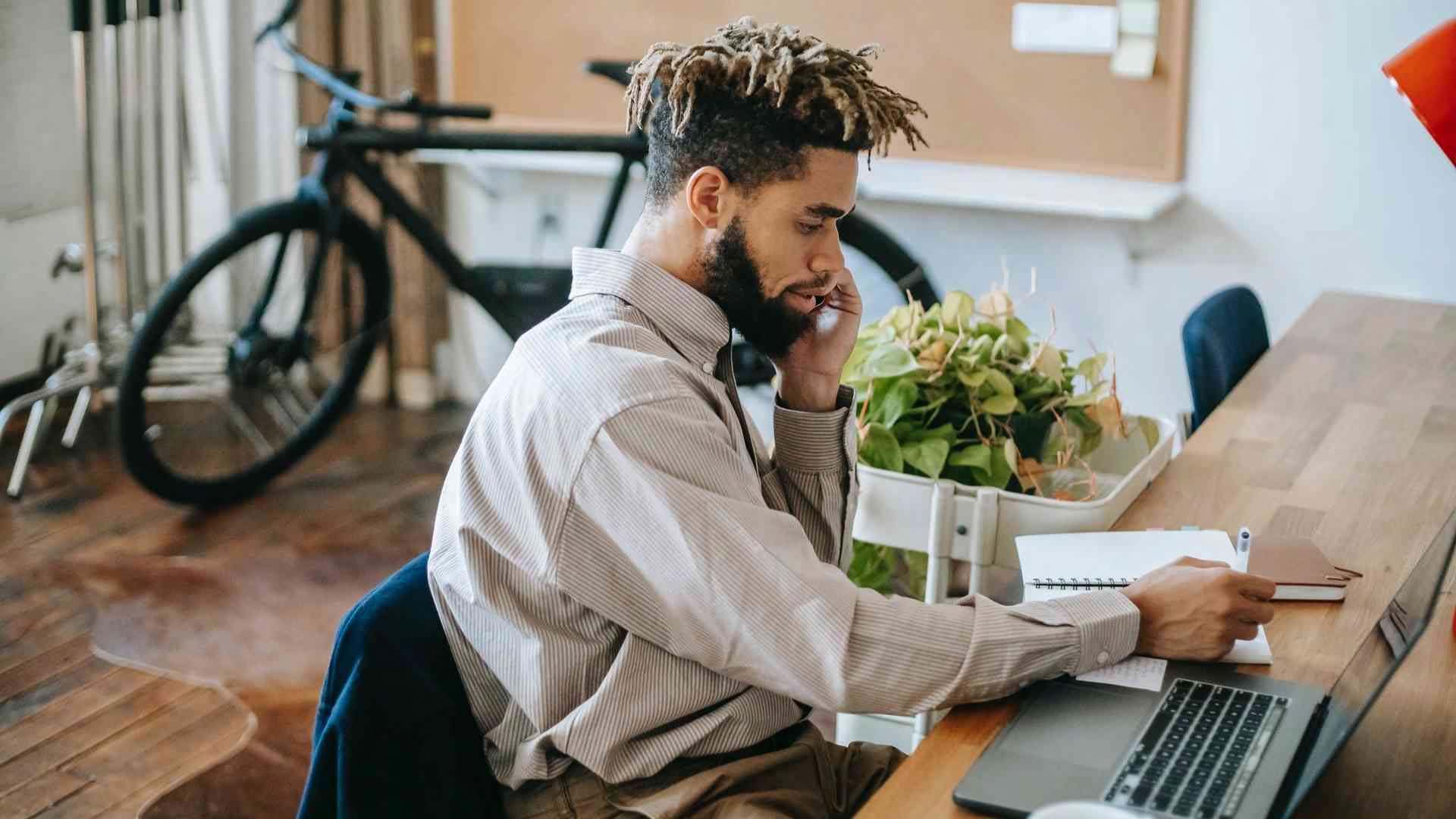 Man neemt notities van zijn telefoongesprek