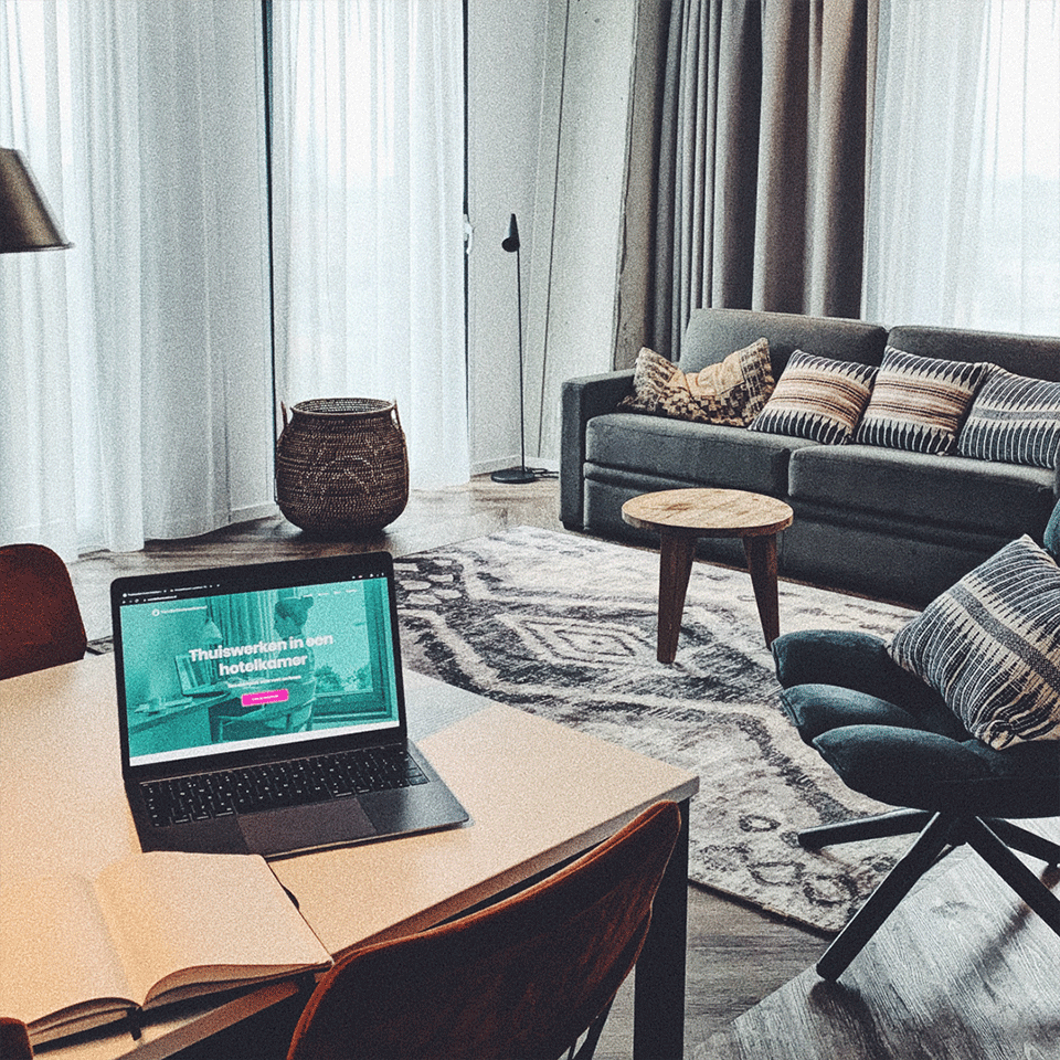 Aan het werk in een hotelkamer van Voor de Thuiswerkers