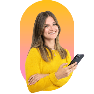 Collega Anja glimlachend met een telefoon in haar hand op een geel-roze achtergrond