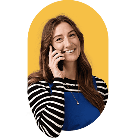 Rinkel van Jennifer glimlachend met aan het telefoneren op een gele achtergrond