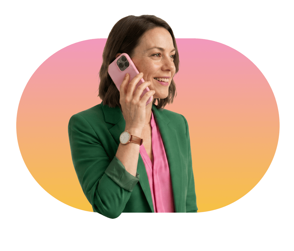 Jennifer van Rinkel in professionele kleding aan het telefoneren op een gele-roze achtergrond