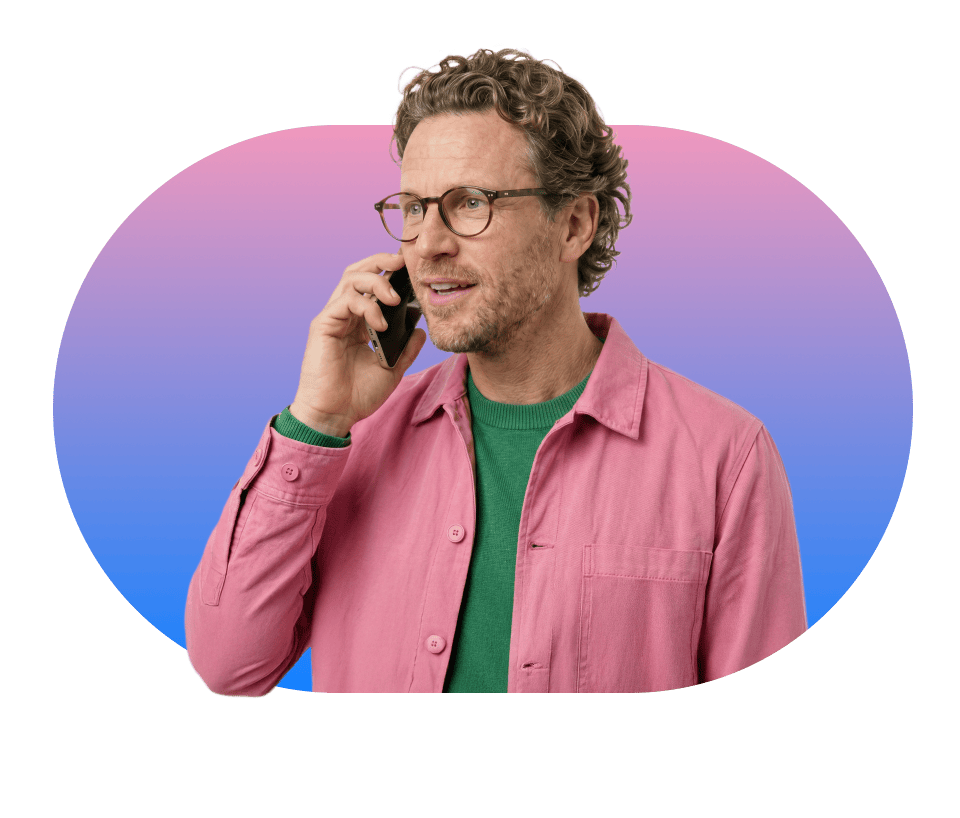 Robert van Rinkel houdt glimlachend een mobiele telefoon omhoog in blauw-roze gradient
