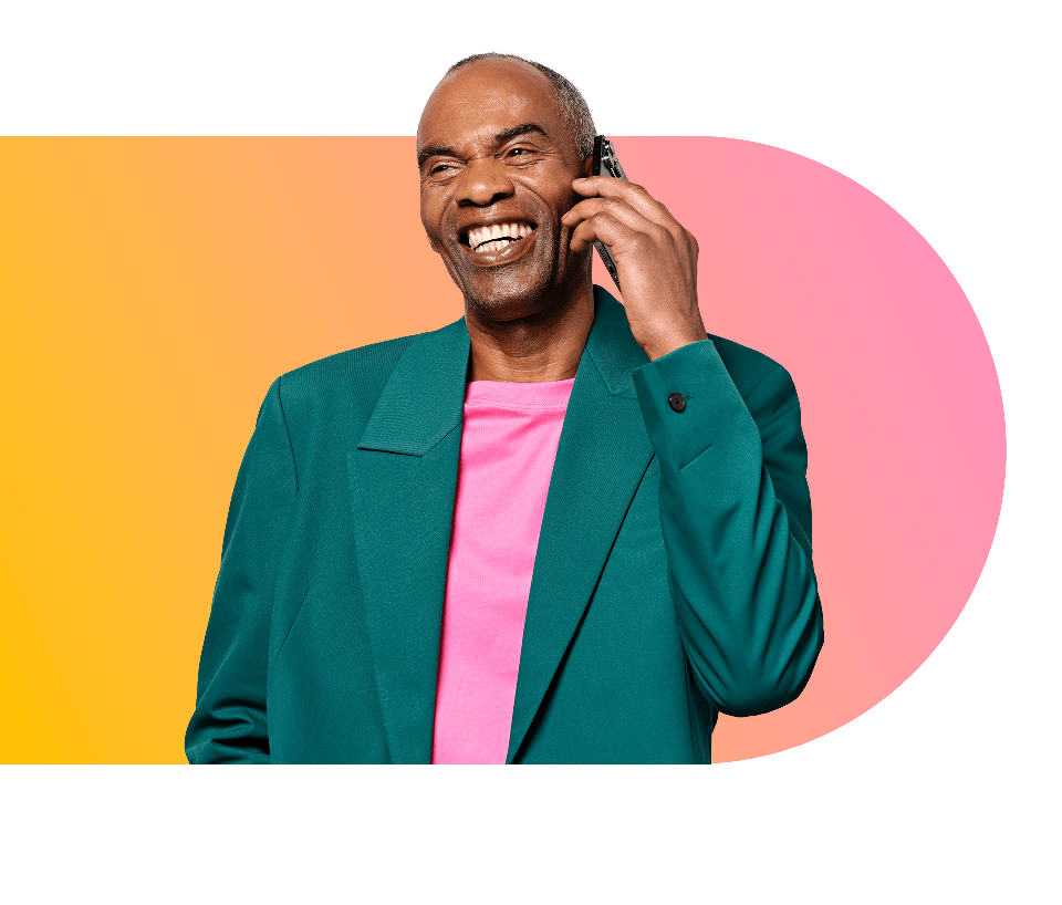 Alwin in pak telefoneert lachend in een gele-roze gradient