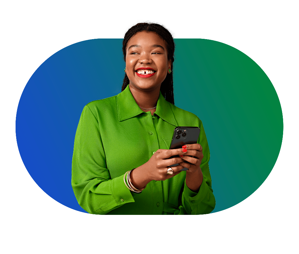 Keesha van Rinkel houdt glimlachend haar telefoon vast met zakelijke kleding in groen-blauwe gradient